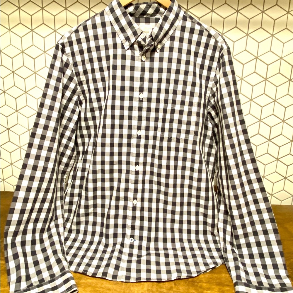 Used- Men’s lightweight button long sleeve shirt.
